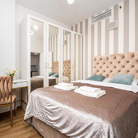Wola Tower Deluxe Separate Bedroom With Free Garage - By Perfect Apart 바르샤바 외부 사진