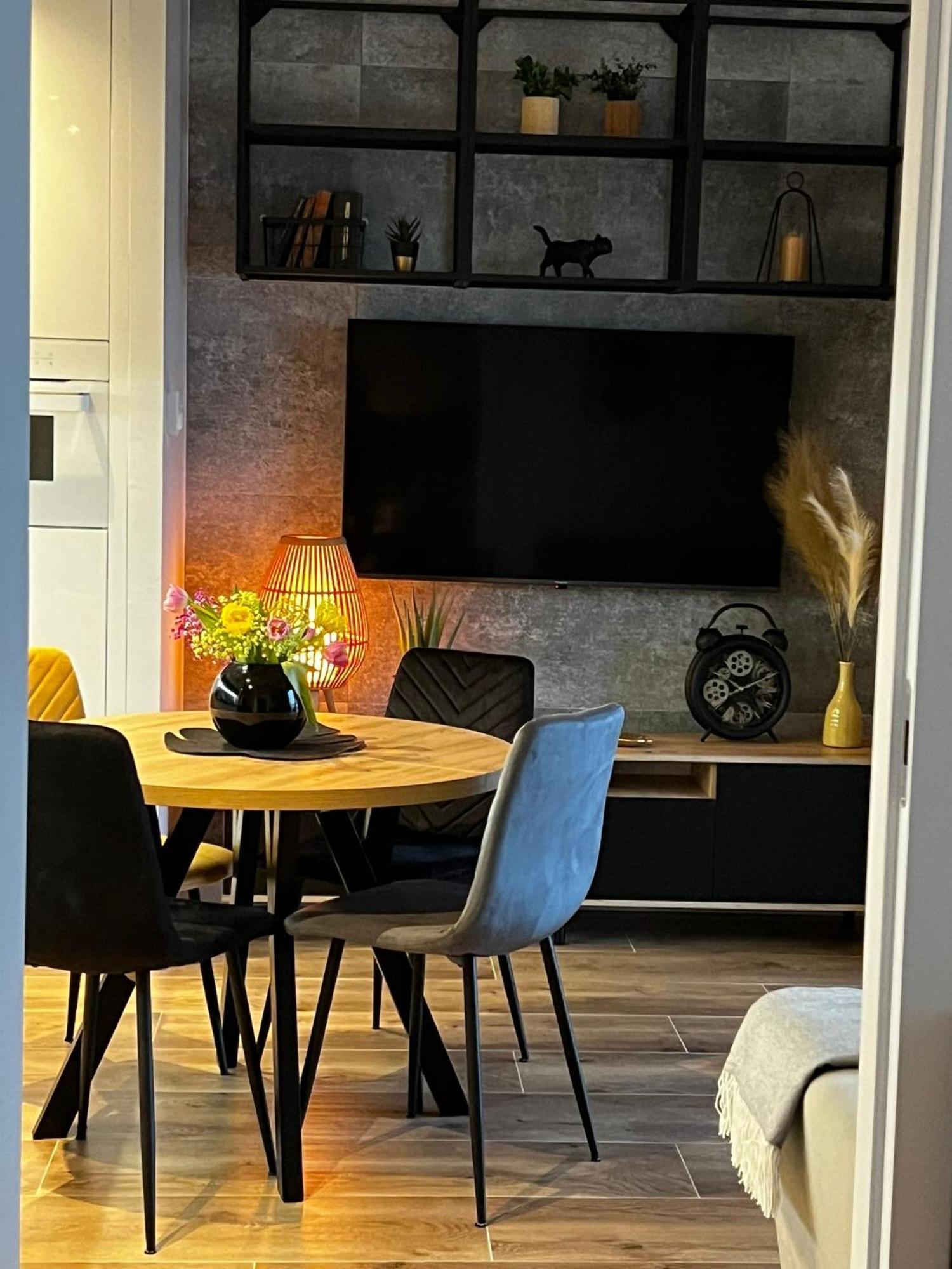 Wola Tower Deluxe Separate Bedroom With Free Garage - By Perfect Apart 바르샤바 외부 사진