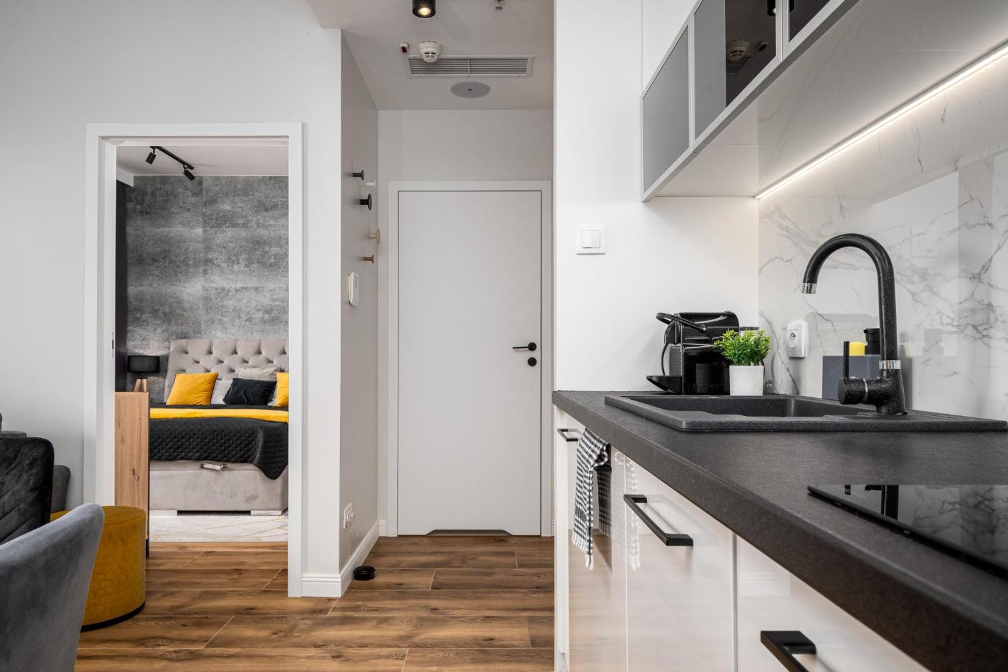 Wola Tower Deluxe Separate Bedroom With Free Garage - By Perfect Apart 바르샤바 외부 사진