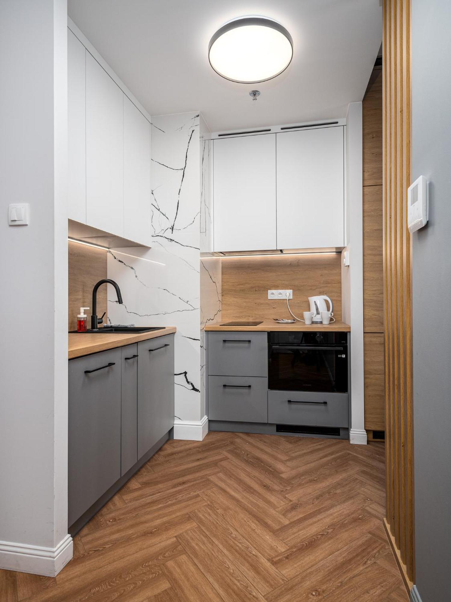 Wola Tower Deluxe Separate Bedroom With Free Garage - By Perfect Apart 바르샤바 외부 사진
