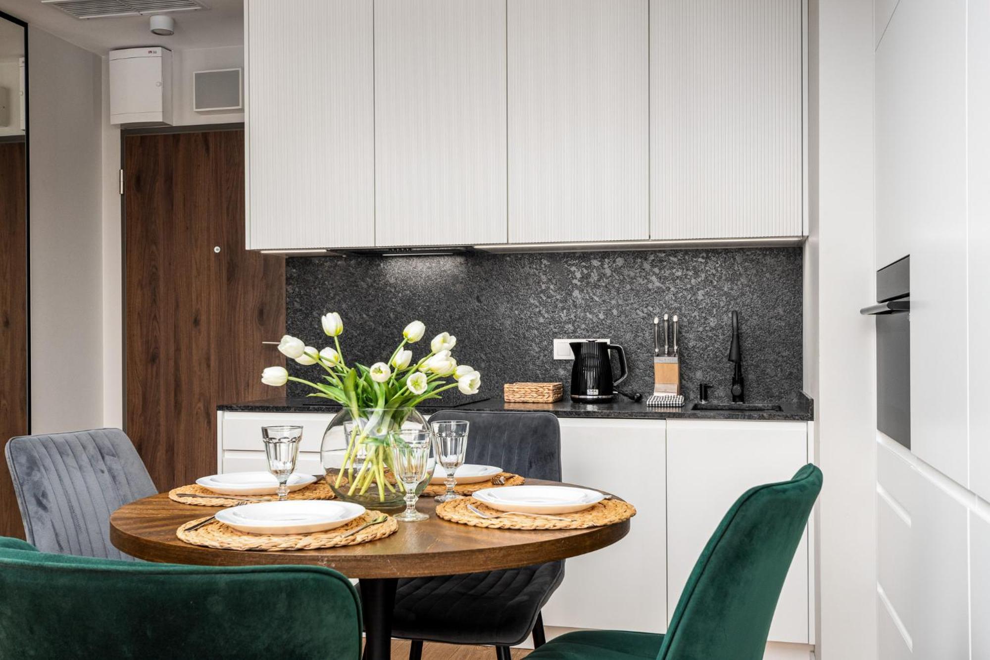 Wola Tower Deluxe Separate Bedroom With Free Garage - By Perfect Apart 바르샤바 외부 사진